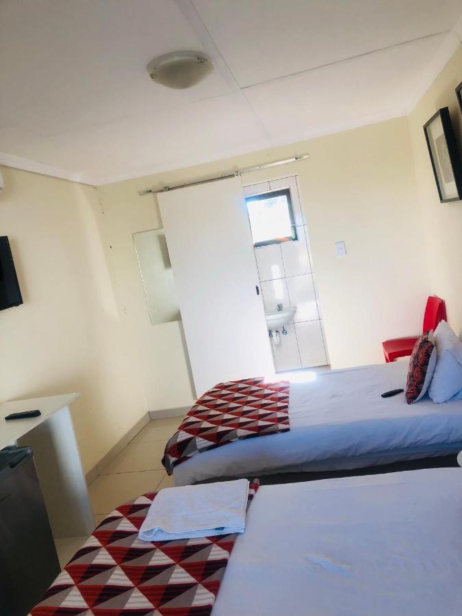 Mo-Nize Villa Guesthouse 奥奇瓦龙戈 外观 照片