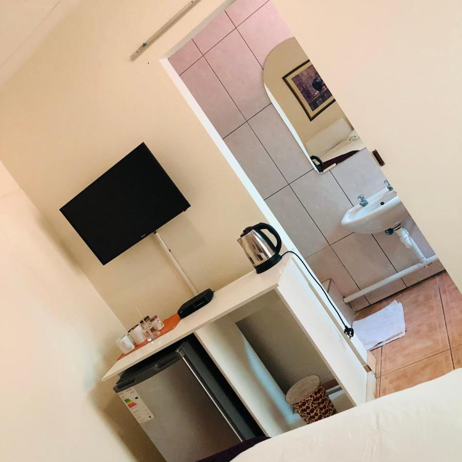 Mo-Nize Villa Guesthouse 奥奇瓦龙戈 外观 照片